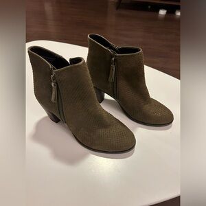 MIA Women’s Size 6.5 Maddock Heeled Ankle Boots Textured Green